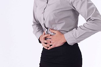 ピルを飲むと起きる腹痛の原因と対策