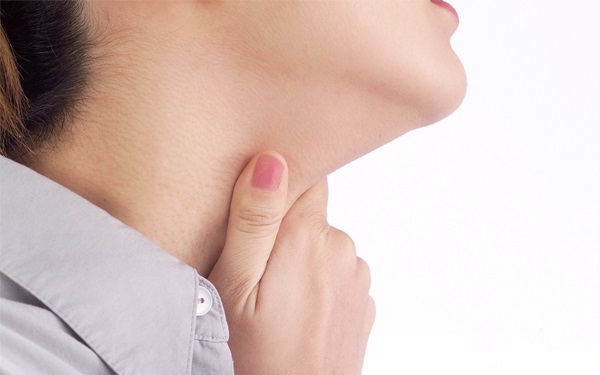 喉と耳の痛みがツライ…原因と治し方を紹介！